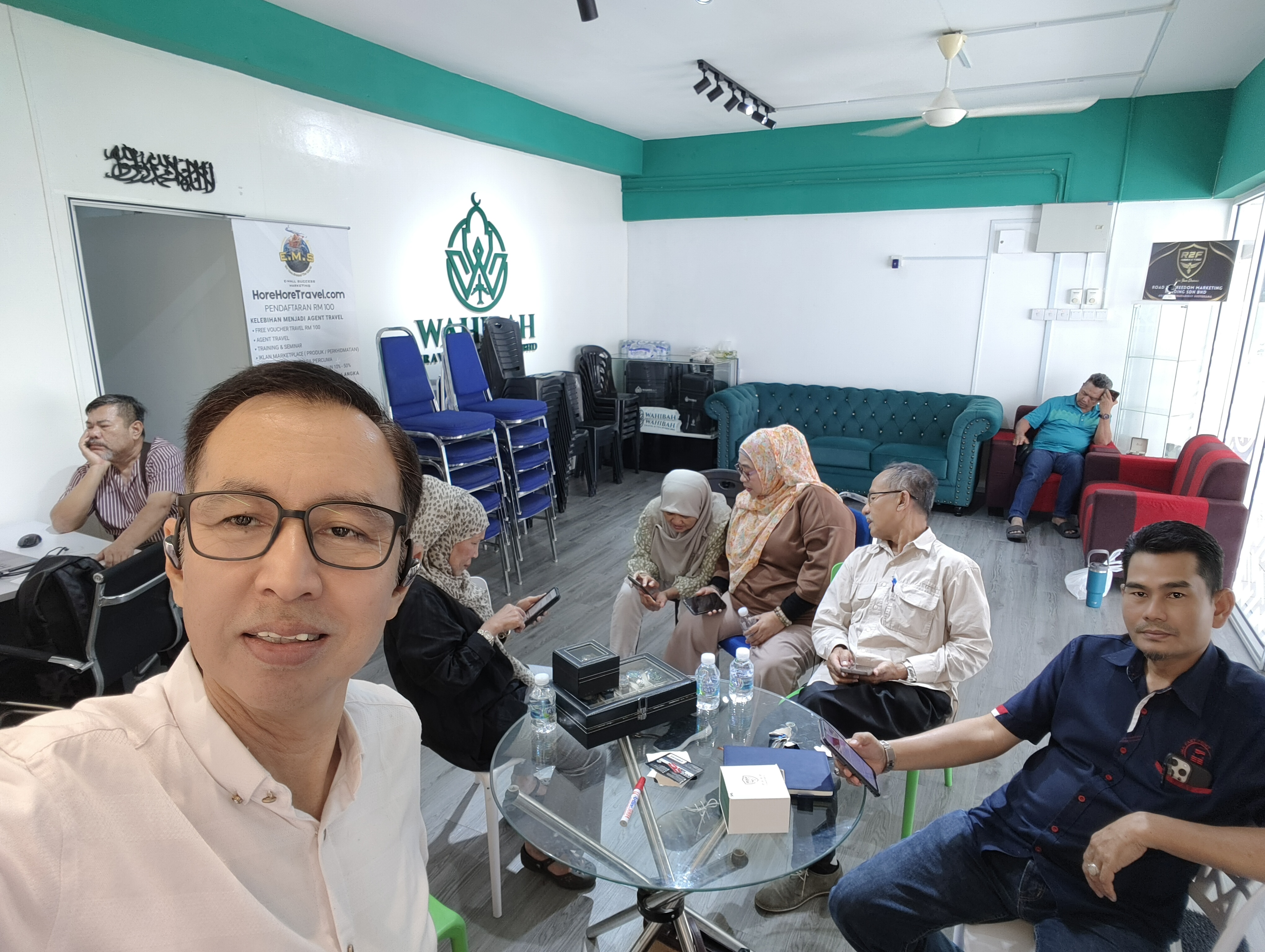 GROUP TABLE TALK HORE HORE